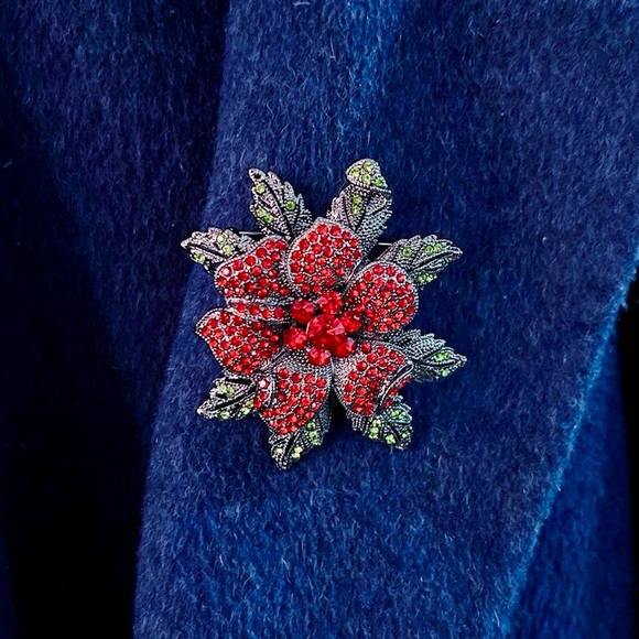 Poinsettia Brooch Large Rhinestone Poinsettia Pendant Christmas Brooch Pin - Picture 7 of 9